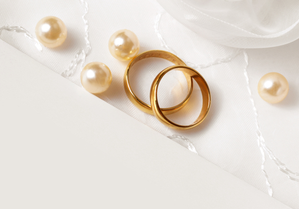 黄金戒指与珍珠首饰