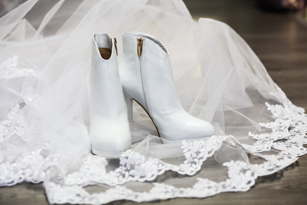 白色婚纱和高跟鞋图片