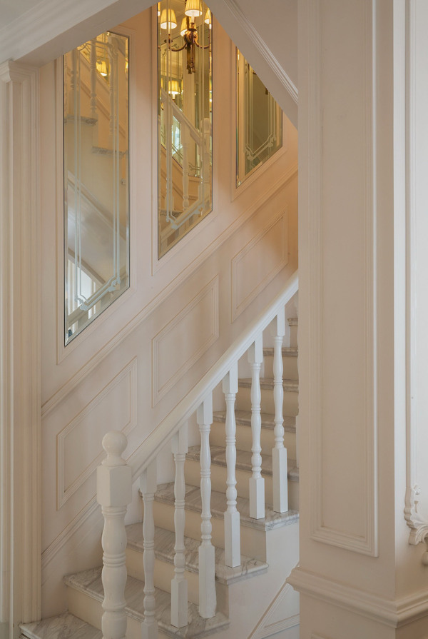 法式简约时尚白色楼梯设计图