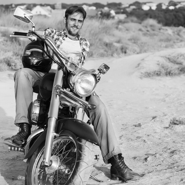 骑摩托车的外国男子图片