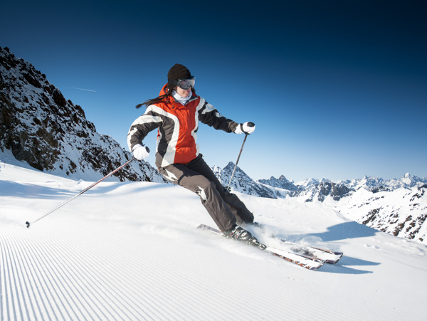 雪山与滑雪运动员图片