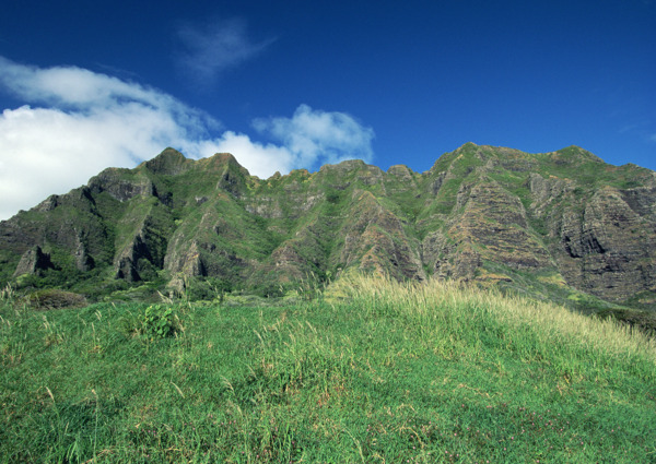 蓝天白云山峰草地高峰绿草坪元枯草