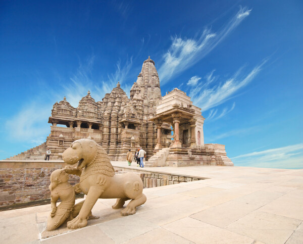 蓝天下的狮子与印度建筑