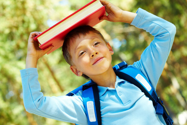 头顶着书背着书包的小学生图片