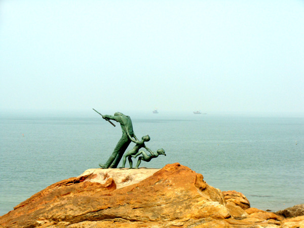 连云港海边钓鱼雕塑图片