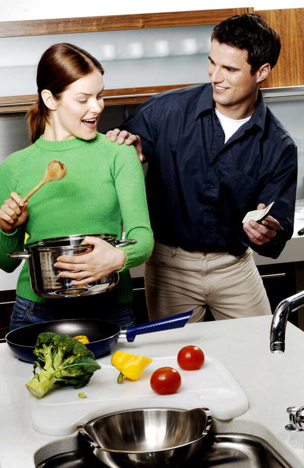 厨房做菜的夫妻图片