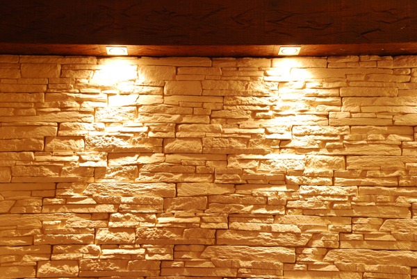 用聚光灯不定形的石墙