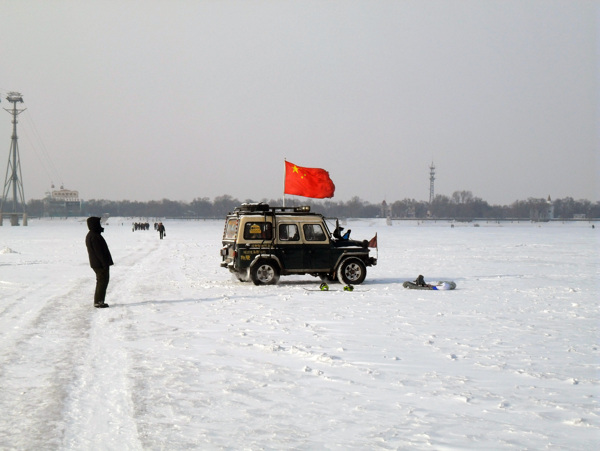 雪地上的轿车图片