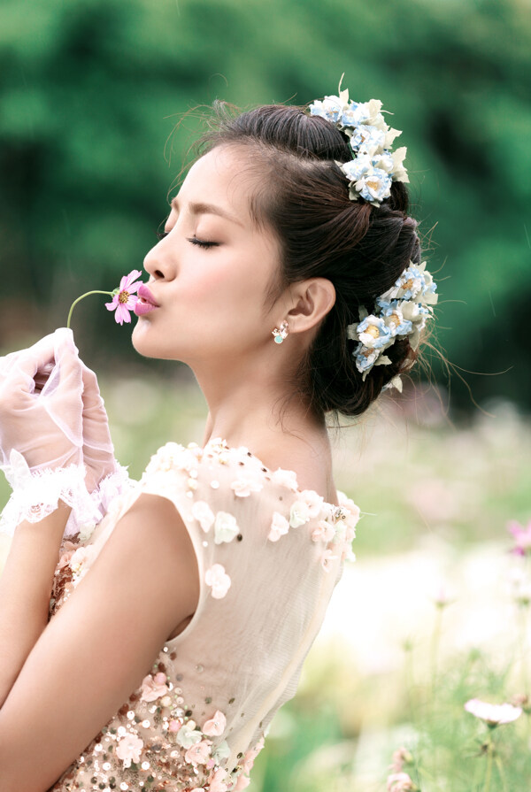亲吻花朵的新娘美女图片