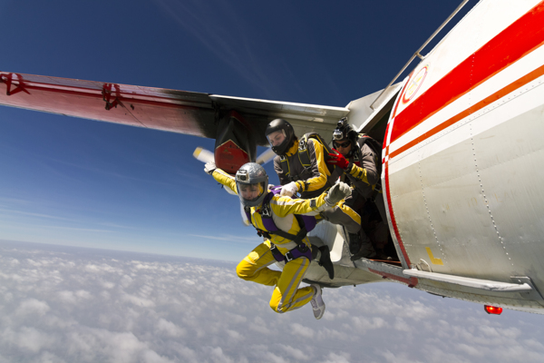飞机上的跳伞运动员图片
