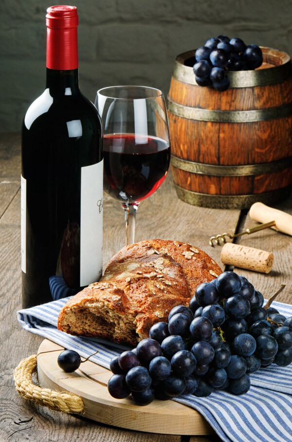 面包葡萄与红酒