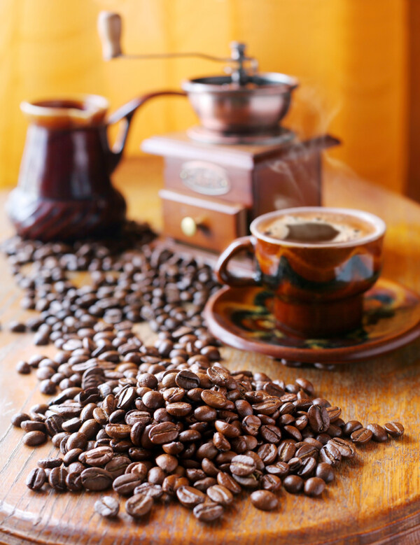 咖啡豆与咖啡研磨机摄影图片