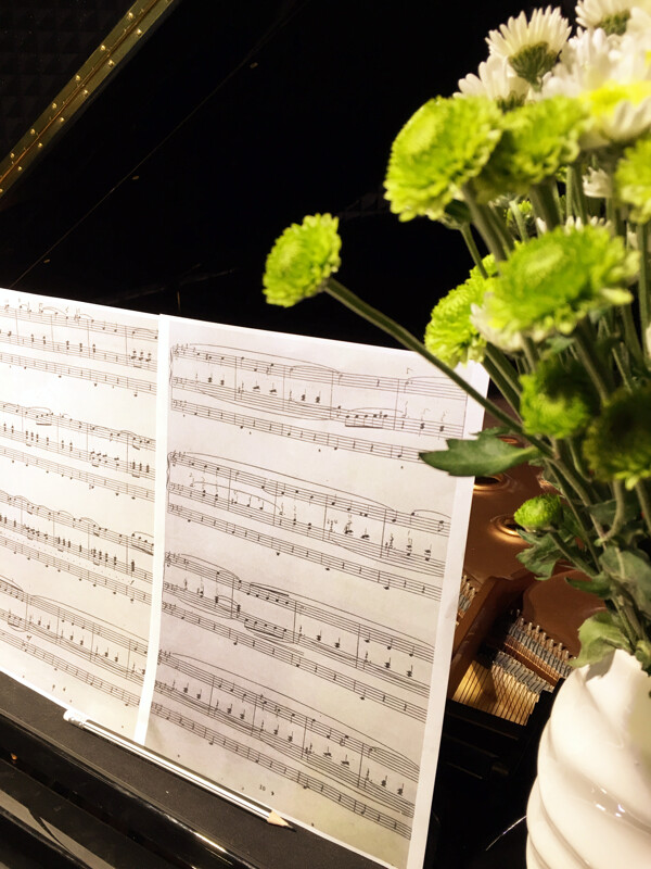 钢琴谱和鲜花