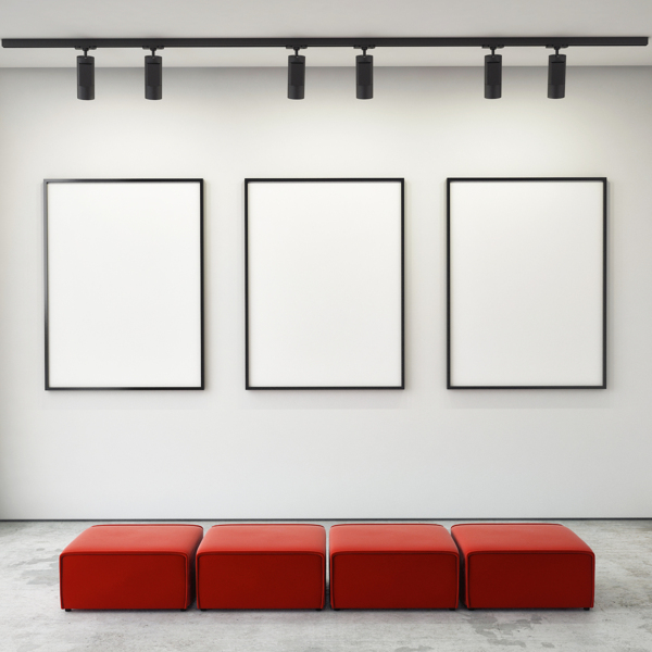 红色沙发与白色画框
