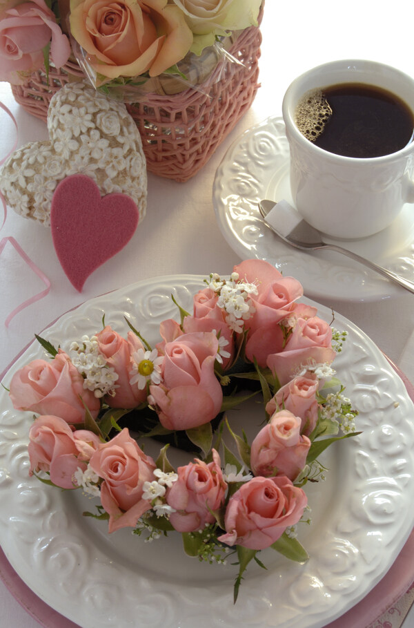 玫瑰花篮与咖啡摄影图片