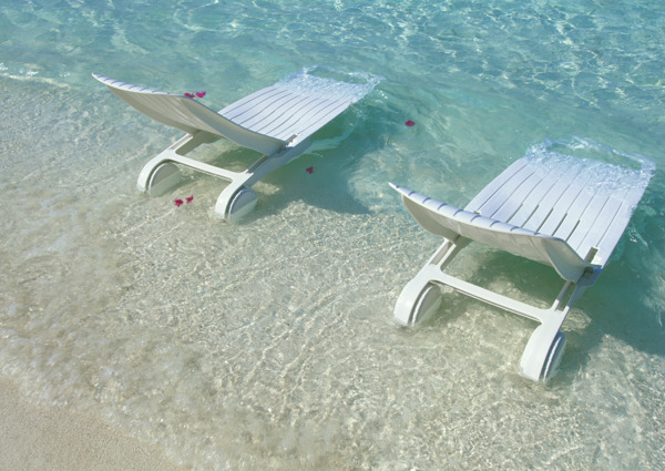 海边海滩沙滩度假悠闲椅子享受清澈