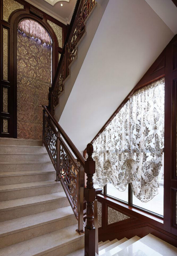 美式别墅古典楼梯装修效果图