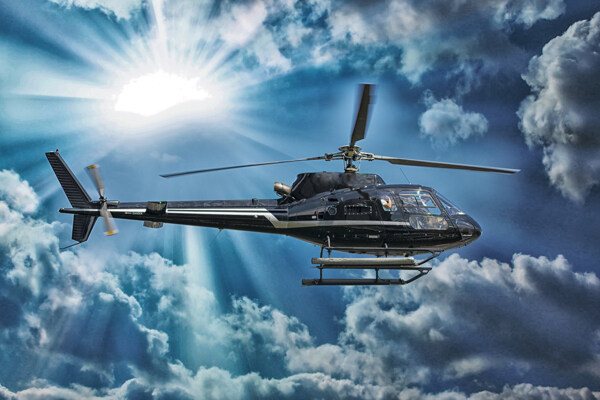 蓝天上的直升机图片