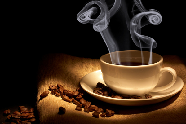 热咖啡与咖啡豆图片