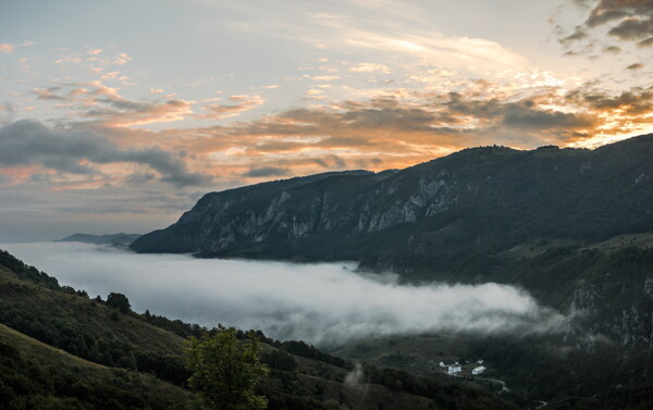 云雾缭绕群山风景