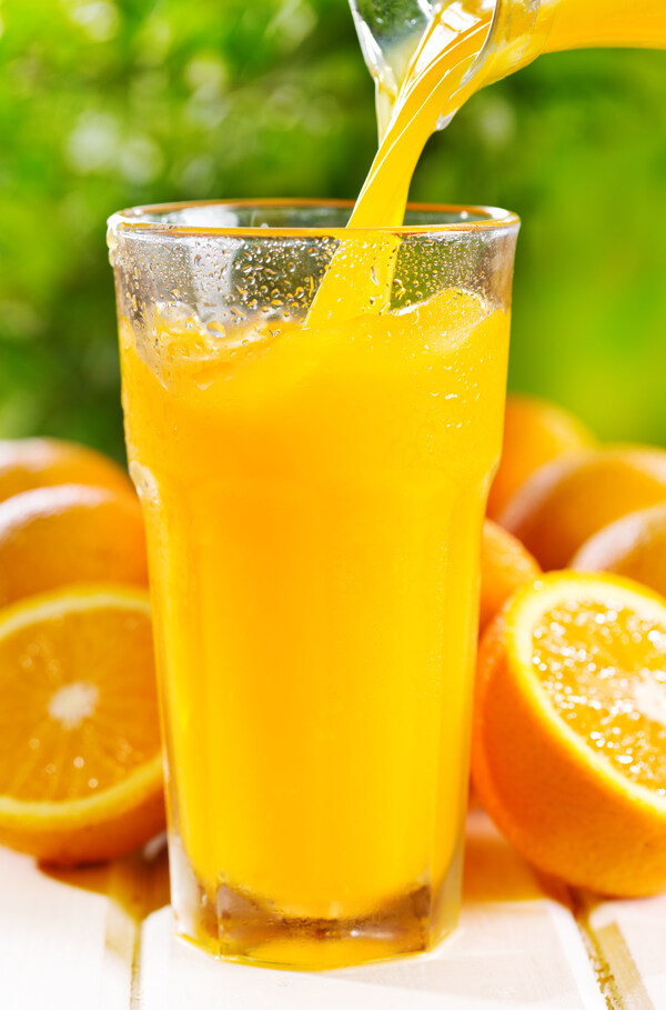 倒入杯子中的橙汁