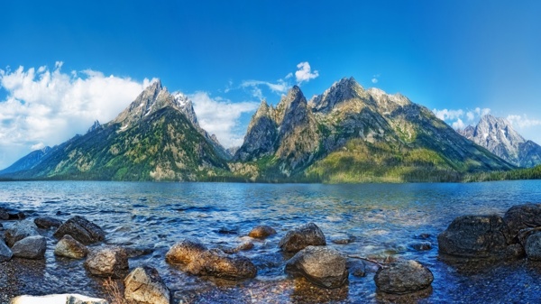 美丽河流山峰景色图片