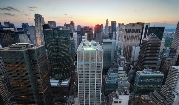 高清大厦楼顶夕阳大城市商业中心摩天大楼图片