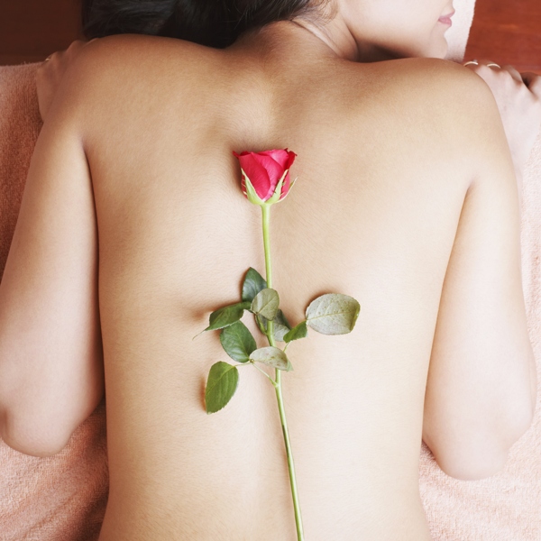 背部放玫瑰花的外国性感美女图片