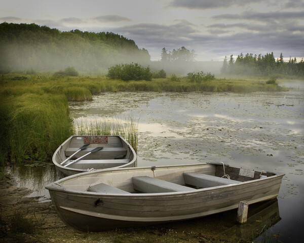 湖面上的小船景色
