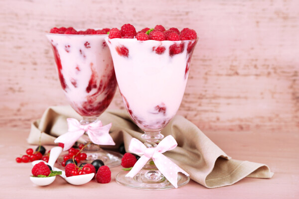 树莓酸奶饮品图片