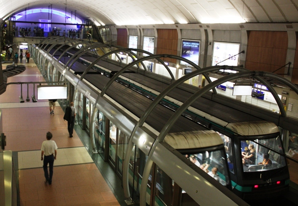 巴黎地铁14号线车站图片