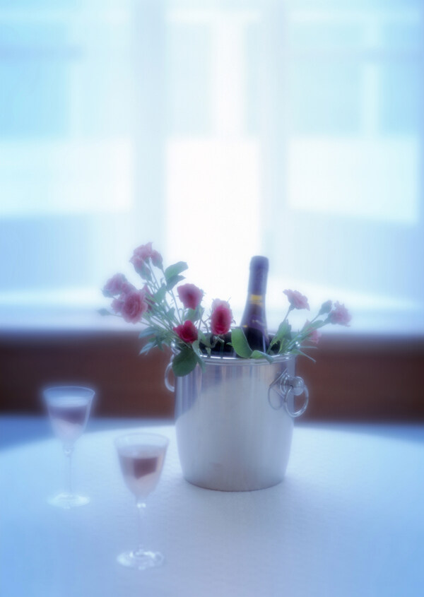 桌上的玫瑰红酒图片