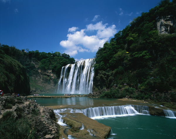 峭壁瀑布景色图片