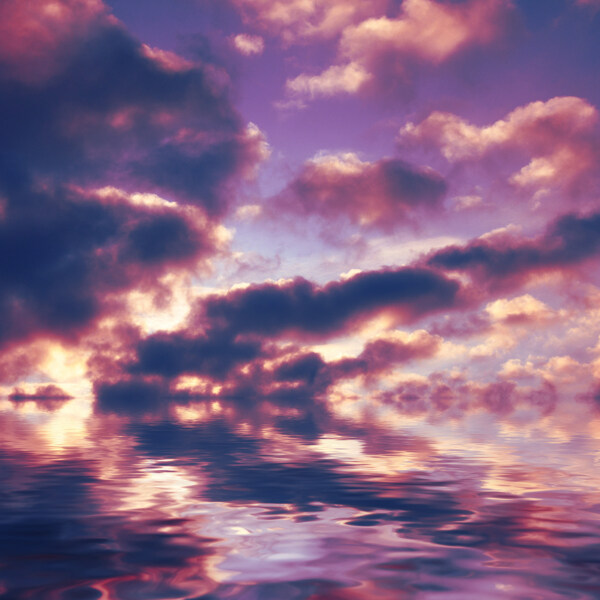 黄昏云朵与水面倒影图片