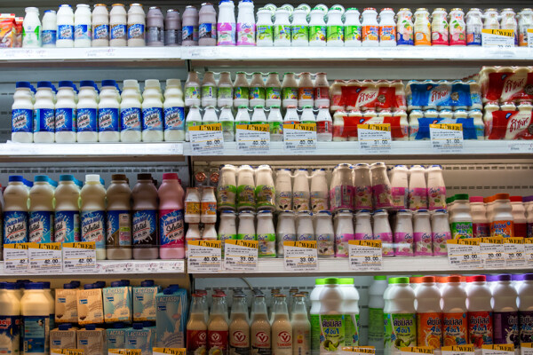 超市牛奶货架