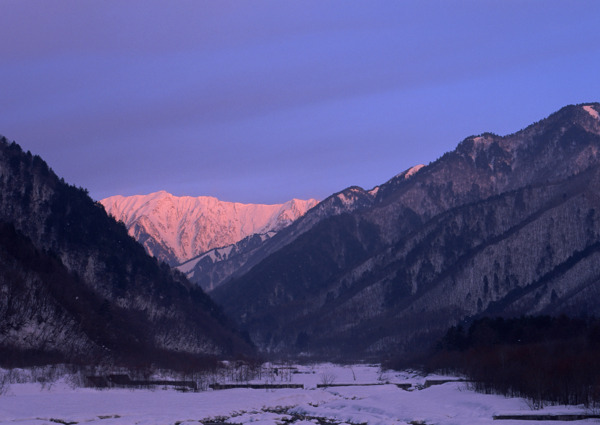 冬天雪山风景图片