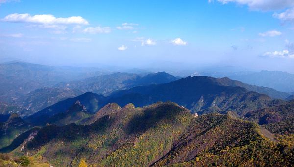 蓝天白云群山