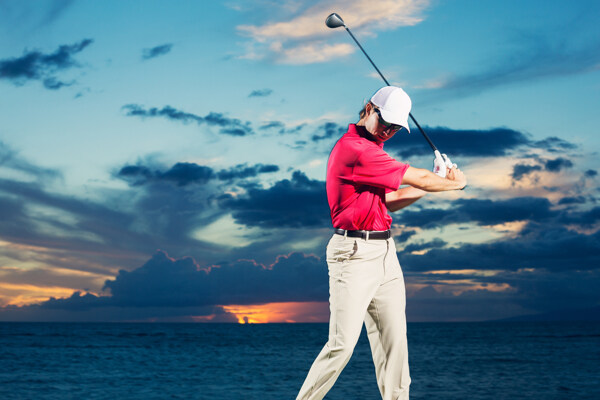 海边打高尔夫的男人图片