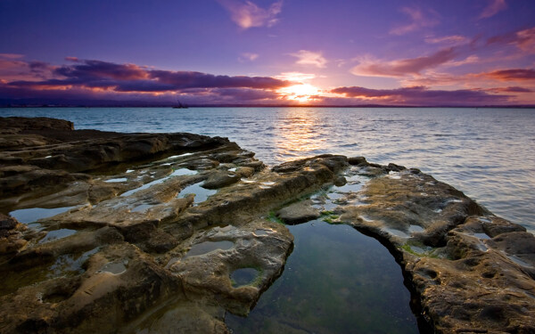 傍晚海边岩石风景图片