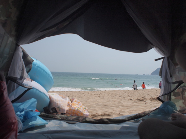 露营帐篷里的海滩图片