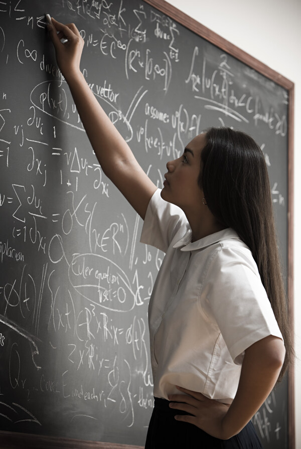 在计算数学题的长发女生图片