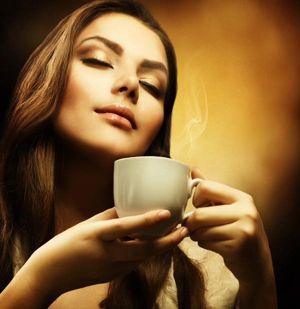 享受咖啡的女人图片