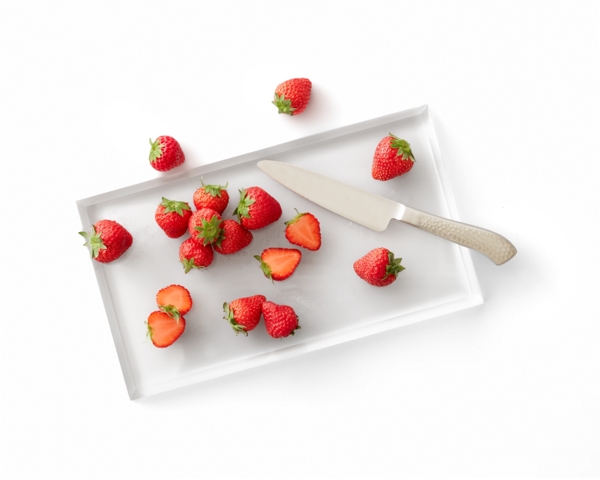 一盘水果草莓刀具俯视