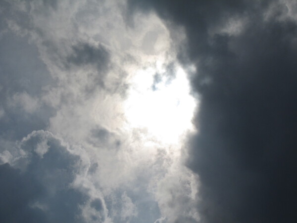 在暴雨刚刚结束的桂林天空上阳光慢慢的探出了头