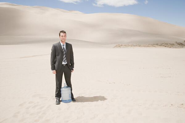 沙漠中站着的商务男士图片