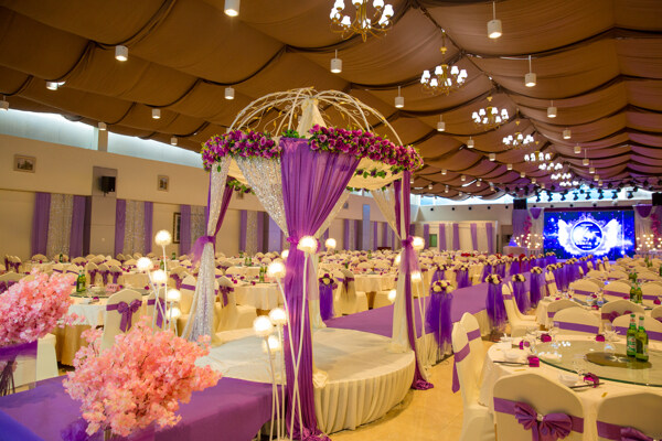 婚宴布场紫色婚庆宴席