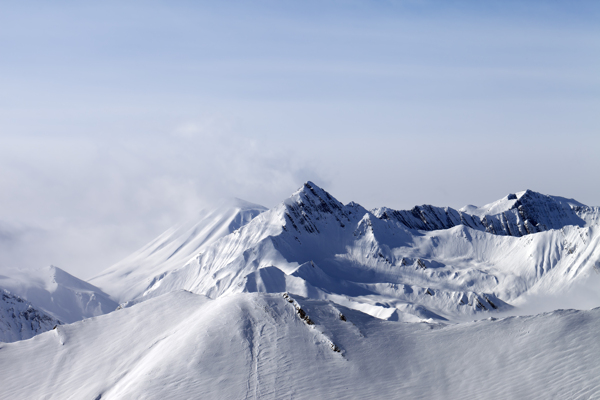 雪中山峰图片