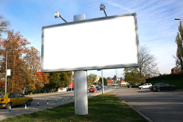 路边的白色广告牌图片