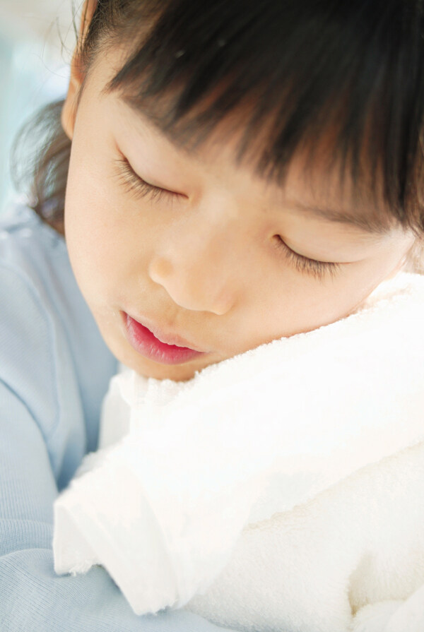 抱着毛巾睡觉的小女孩图片