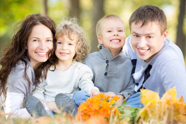 草地上的开心家庭图片